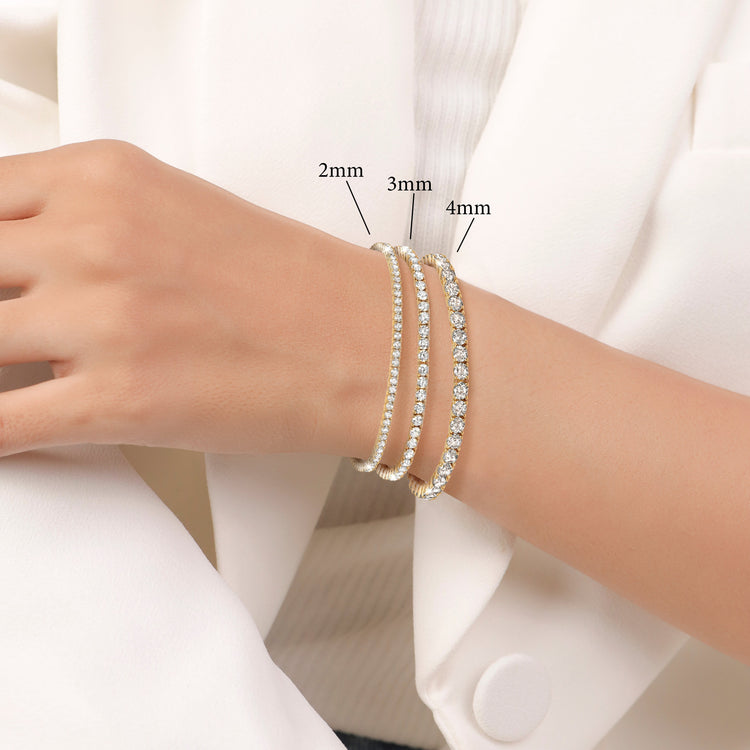 Three pearl bracelets of different widths on a wrist with measurements indicated.