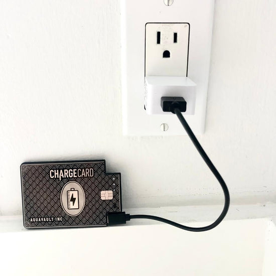 CharGeCard® Ultra-tunn kreditkortsstorlek Telefonladdare svart