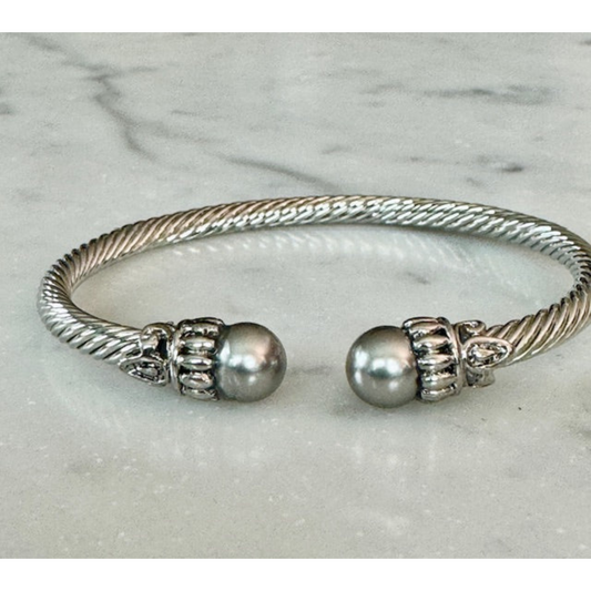 Silver Twist Cuff With Grey Pearl