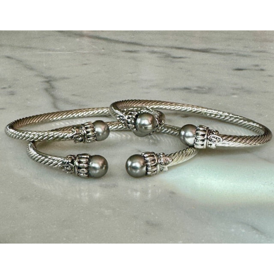 Silver Twist Cuff With Grey Pearl